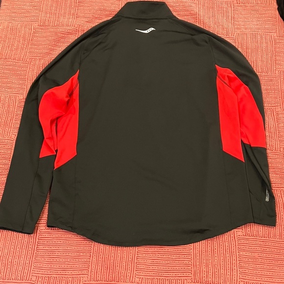 Saucony XL men’s sweater Performance with Quarter-Zip front pocket at top left. - Picture 14 of 16